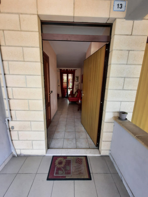 PORTA INGRESSO SU VIA 